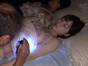 Bí mật hẹn hò với... con trai